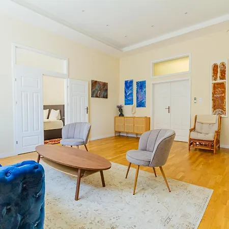 Bengt Kiraly Str. Luxury